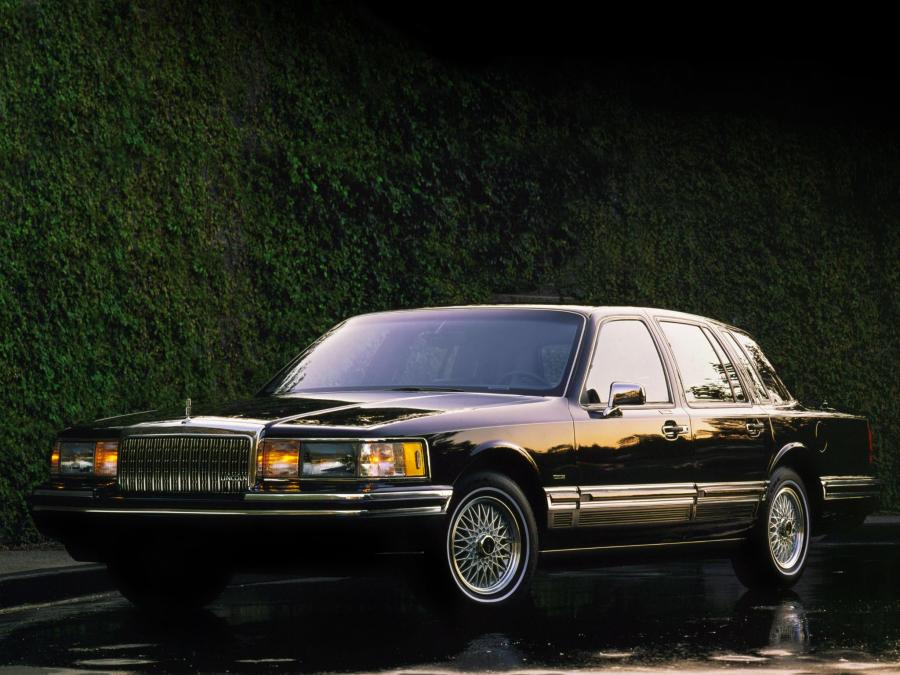  Lincoln Town Car 1992 года  (фото 12 из 16)